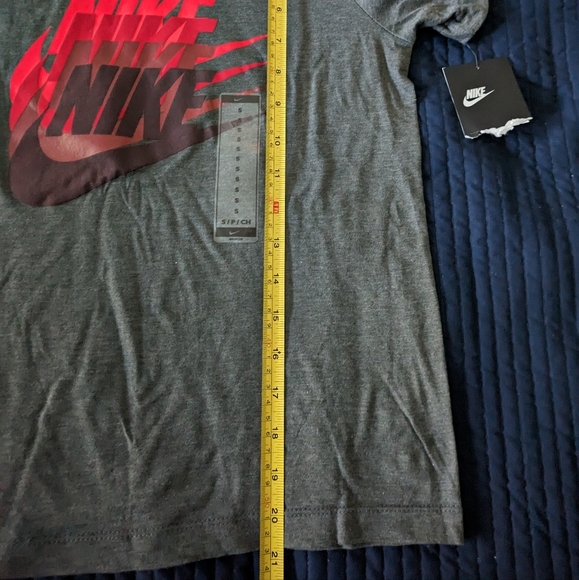 Nike Boys Small Quadruple NIKE Swoosh Shirt CU1008 081  Dark Gray NWT 012025 - Picture 4 of 8